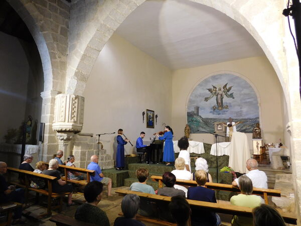 En la iglesia de Santa Isabel de Monleón.