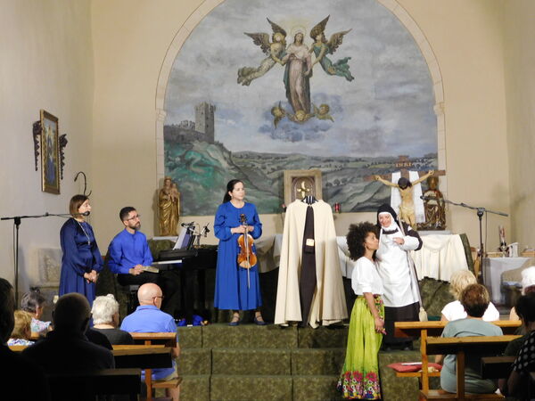 En la iglesia de Santa Isabel de Monleón.
