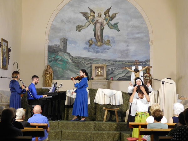 En la iglesia de Santa Isabel de Monleón.