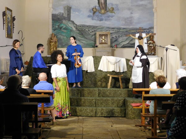 En la iglesia de Santa Isabel de Monleón.