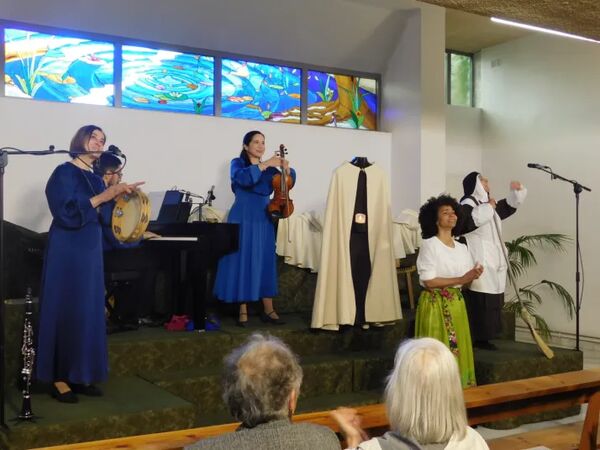 Gran ovación en Cabrerizos para el montaje teatral sobre San Juan de la Cruz