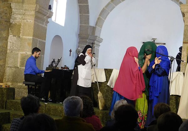 La ermita del Santo Cristo de Fuenteguinaldo acoge “Juan, el espíritu del amor” con una gran ovación final