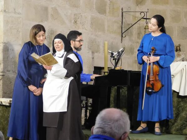 Villagonzalo de Tormes ovaciona la obra 'Juan, el espíritu del amor' de Denis Rafter