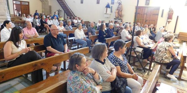 La representación «Juan, el espíritu del amor» emociona en la iglesia de Villar de Gallimazo durante las fiestas de Pentecostés