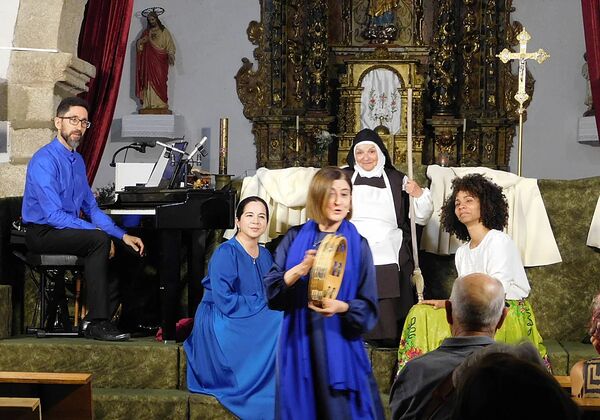 “Juan, el espíritu del amor” emociona al público en Aldeanueva de la Sierra y cierra las fiestas del Corpus