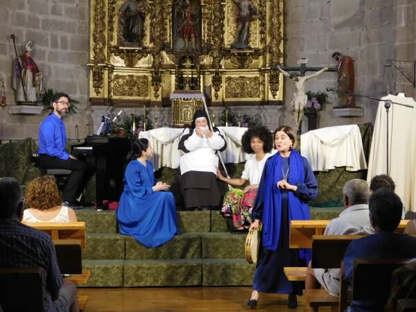 La iglesia de Retortillo se transforma en escenario para revivir a San Juan de la Cruz