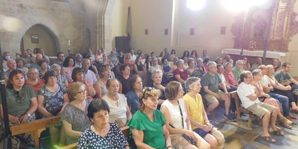 El Pedroso de la Armuña disfruta en su iglesia parroquial de la brillante puesta en escena de la obra «Juan, el espíritu del amor»