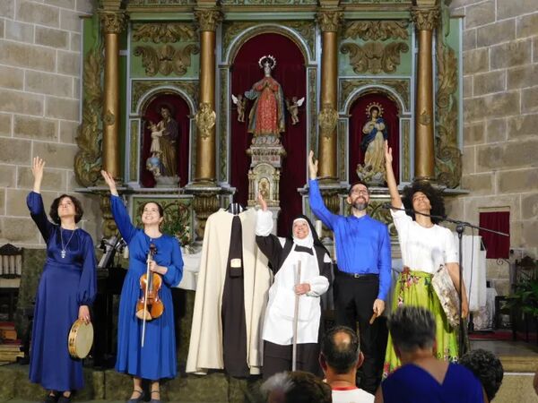 Robleda y Buenamadre disfrutan de la representación de 'Juan, el espíritu del amor'