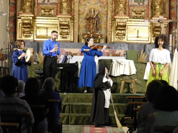 Palaciosrubios abre sus fiestas reuniendo a todo un pueblo en torno a ‘Juan, el espíritu del amor’