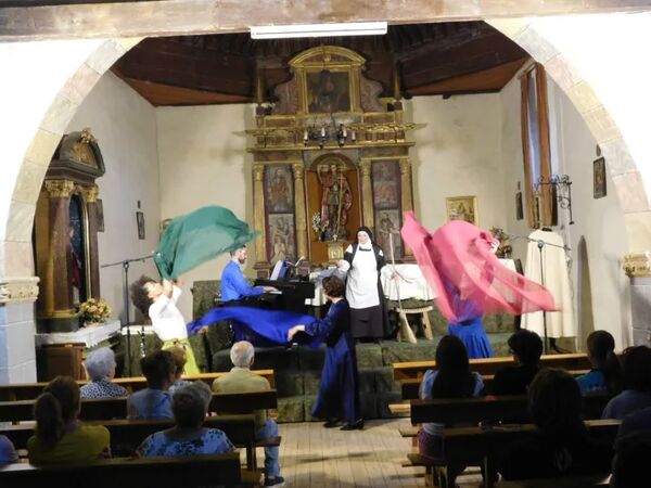 Una iglesia, un escenario y unas horas para hacerlo posible en Sanchón de la Sagrada