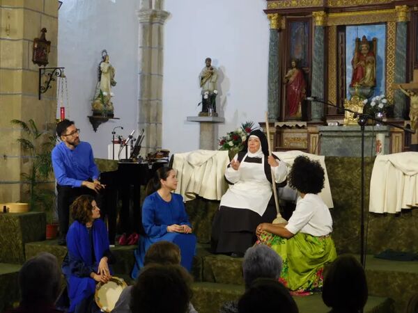 Los sahugüeños disfrutan de la obra ‘Juan, el espíritu del amor’ con un recuerdo a su escuela rural